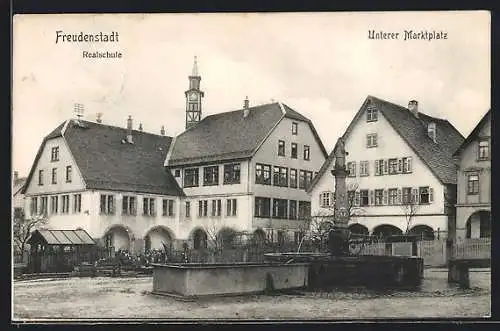 AK Freudenstadt /Schwarzwald, Unterer Marktplatz mit Realschule und Denkmal