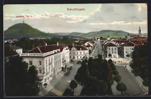 AK Reutlingen, Strassenpartie mit Hotel Kronprinz