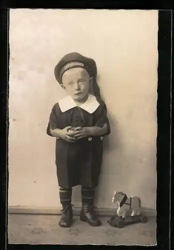 Foto-AK Kleiner Junge mit Holzpferd