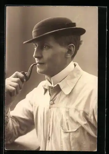 Foto-AK Mann mit Hut und Tabakpfeife