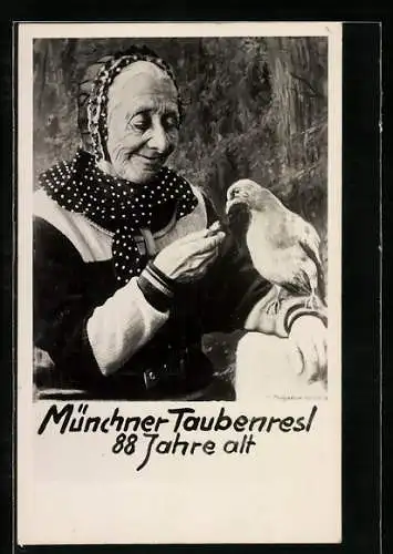 AK München, 88jähriges Münchener Taubenresl mit Taube auf dem Arm