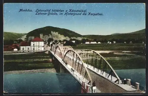 AK Munkács, Latorca-Brücke, im Hintergrund die Karpathen