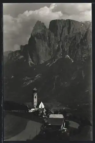 AK Mittelberg am Ritten, Ortspartie mit Kirche gegen den Schlern