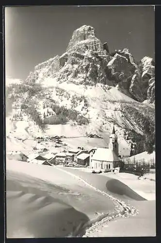 AK Corvara /Val Badia, Kirche und Sass Songher im Schnee