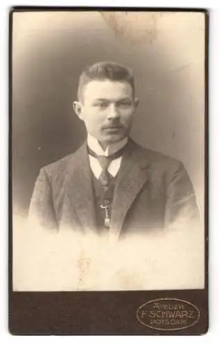 Fotografie F. Schwarz, Potsdam, Elegant gekleideter Herr mit Schnurrbart