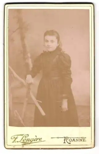 Fotografie F. Longère, Roanne, Junges Mädchen im schwarzen Kleid