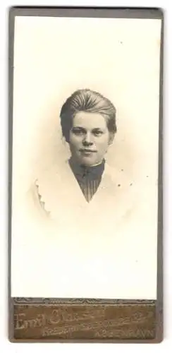 Fotografie Emil Clausen, Kobenhavn, Frederiksberggade 34, Junge Dame mit zurückgebundenem Haar