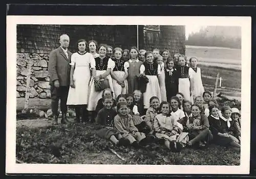 Foto-AK Oberried, Mädchenschulklasse mit Lehrer, 1932 an der Stollenbacher Hütte