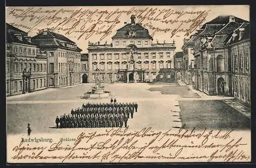 AK Ludwigsburg / Schloss, Schloss mit Brunnen und Soldaten