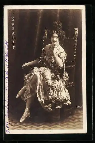 AK Theaterschauspielerin Saharet in einem Stuhl sitzend