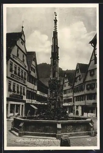 AK Urach / Luftkurort, Strassenpartie mit Marktbrunnen