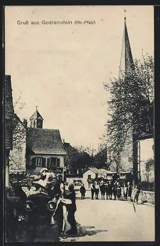 AK Godramstein /Rh.-Pfalz, Strassenpartie an der Kirche mit Auto