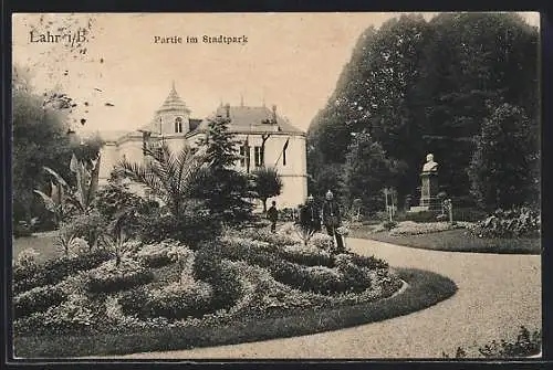 AK Lahr i. B., Partie im Stadtpark, Schutzmänner, Schloss