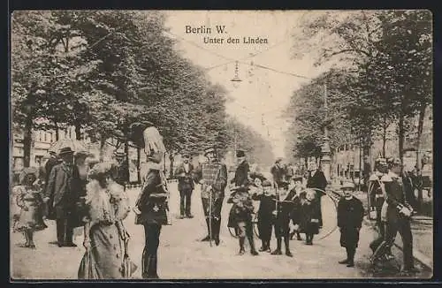 AK Berlin, Unter den Linden, mit kleiner Versammlung