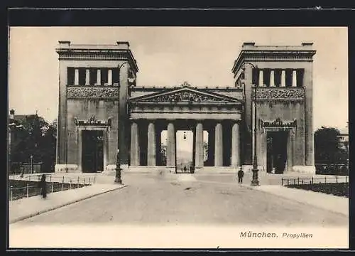 AK München, Propyläen auf dem Königsplatz