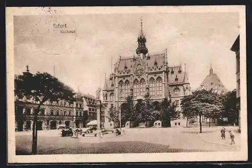 AK Erfurt, Rathaus mit Denkmal und Kindern