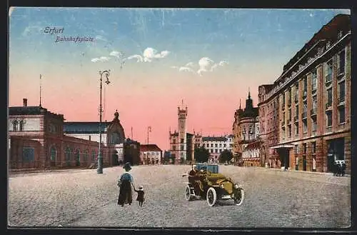 AK Erfurt, Bahnhofsplatz mit Auto und Passanten