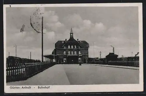 AK Güsten /Anhalt, Bahnhof mit Strasse und eingefahrenem Zug
