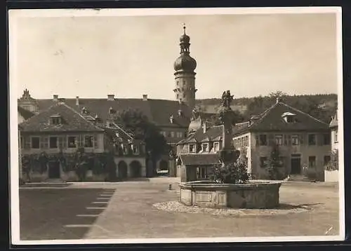 AK Weikersheim, Schlossplatz mit Brunnen von 1767