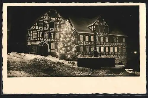 AK Schiltach /Schwarzwald, Weihnachtsbaum im Schnee vor Fachwerkhaus
