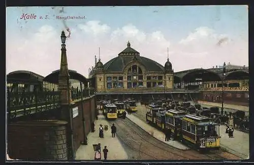 AK Halle / Saale, Hauptbahnhof mit Strassenbahnen, Kutschen, Frau mit Korb auf dem Rücken