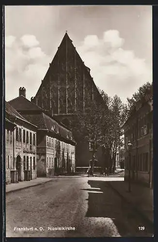 AK Frankfurt a. O., Ansicht der Nicolaikirche mit kurzem Strassenabschnitt