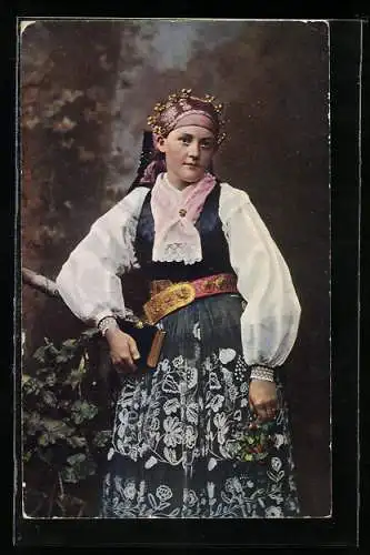 AK Sächsische Frau in Tracht aus Siebenbürgen, geschleiert und gebockelt