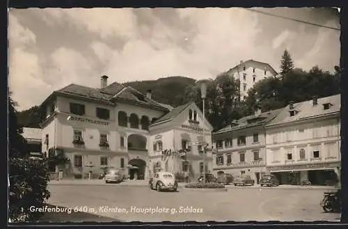 AK Greifenburg /Kärnten, Hauptplatz mit dem Hotel Drautalerhof und dem Kaufhaus J. Regensberger, gegen das Schloss