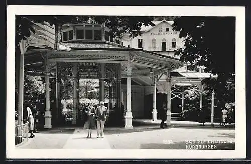 Foto-AK Bad Gleichenberg, Kurgäste vor dem Kurbrunnen, Hotel Felsen-Haus