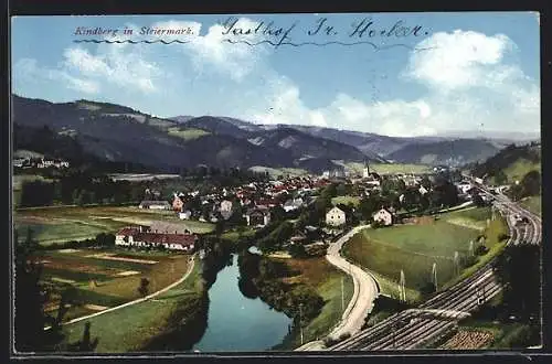 AK Kindberg, Ortsansicht mit der Kirche, Eisenbahngleise und Bergpanorama