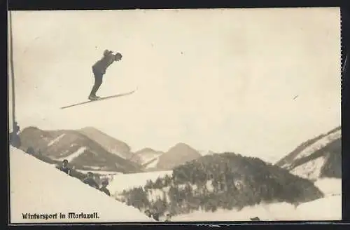 Foto-AK Mariazell, Skispringer während des Sprungs