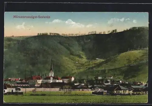 AK Máramarossziget-Szalván, Panorama mit Kirche