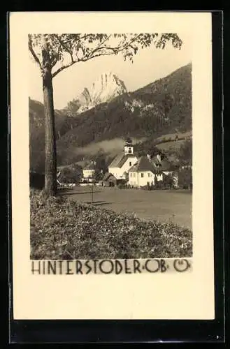AK Hinterstoder, Totalansicht mit bewaldeten Hügeln im Hintergrund