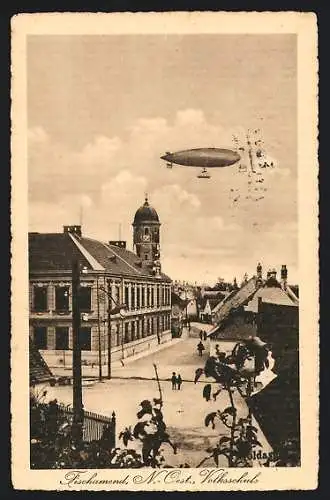 AK Fischamend, Zeppelin über der Volksschule