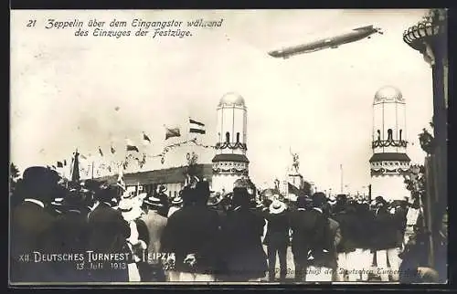 AK Leipzig, Turnfest 1913, Zeppelin über dem Eingangstor während des Einzuges der Festzüge