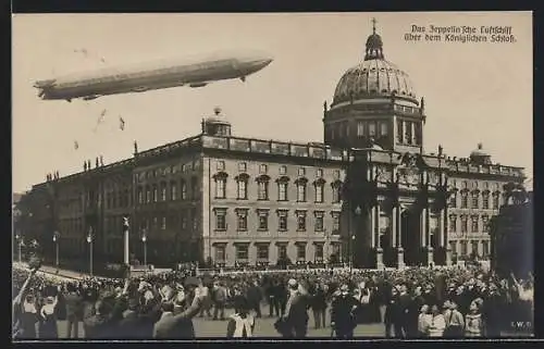 AK Berlin, Zeppelin`sche Luftschiff über dem Königlichen Schloss
