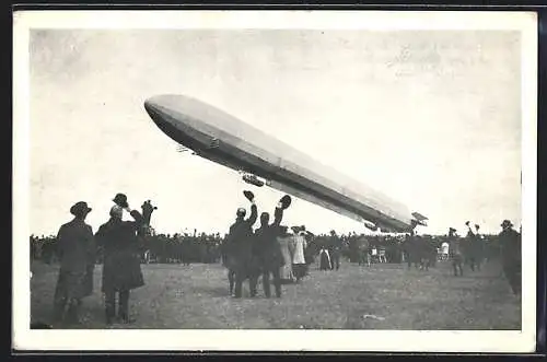 AK München, S. M. Zeppelin I während der Abfahrt von Oberwiesenfeld 1909