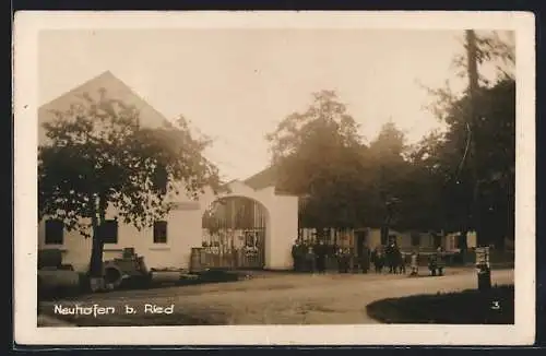 Foto-AK Neuhofen b. Ried, Dorfpartie mit Anwohnern