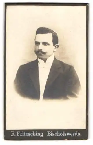 Fotografie R. Frietzsching, Bischofswerda, Eleganter Herr mit Schnauzbart