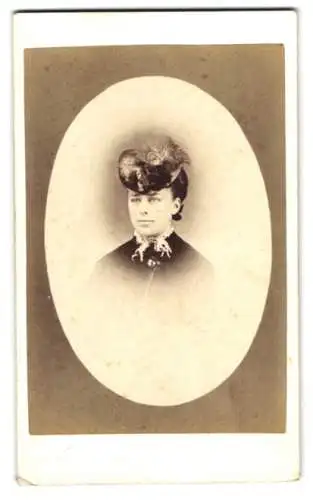 Fotografie L. Varney, Buckingham, London Bridge Road, Junge Dame mit einem Hut