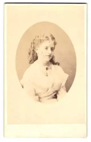 Fotografie Herbert Watkins, London, 215, Regent Street, Junge Dame im Kleid mit Halskette