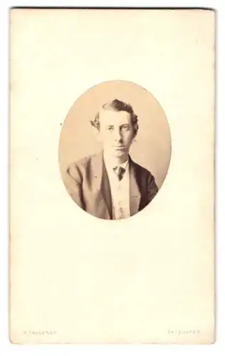 Fotografie Robert Faulkner, Bayswater, 46, Kensington Gardens Square, Junger Herr im Anzug mit Krawatte
