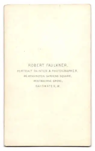 Fotografie Robert Faulkner, Bayswater, 46, Kensington Gardens Square, Junger Herr im Anzug mit Krawatte