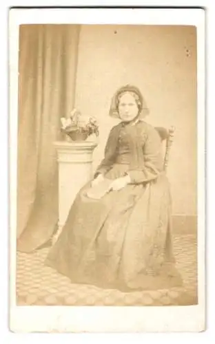 Fotografie J. Comlev, Hereford, 24 A, Commercial Street, Bürgerliche Dame im Kleid mit Haube