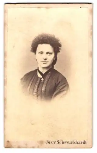 Fotografie Jos. v. Schweickhardt, Stockerau, Junge hübsche Dame mit Kreuzkette