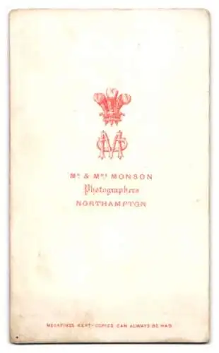 Fotografie Mr. & Mrs. Monson, Northampton, Bürgerliche Dame mit Buch am Tisch