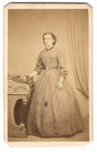 Fotografie Frank Briggs, St. Johns Wood, 15, High Street, Junge Dame im Kleid mit einem Buch