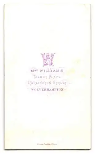 Fotografie Mrs. Williams, Wolverhamton, Darlington Street, Palbot Place, Junge Dame in zeitgenössischer Kleidung