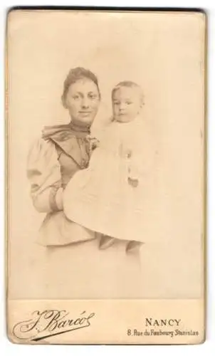 Fotografie J. Barcó, Nancy, 8, Rue du Faubourg Stanislas, Bürgerliche Dame mit Kleinkind auf dem Arm