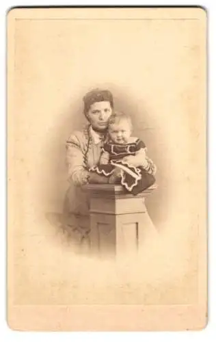Fotografie Louis Füllgraf, Züllichau, Bürgerliche Dame mit einem Kleinkind
